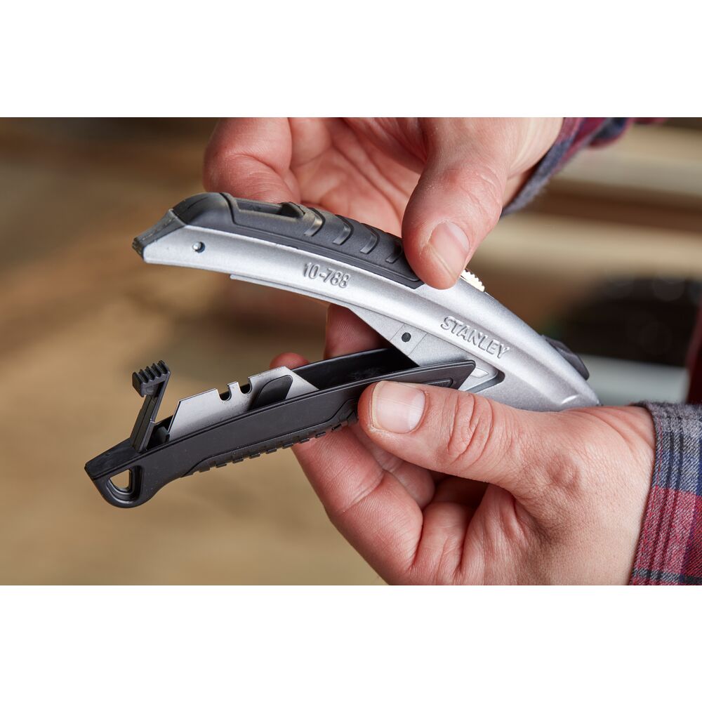 Stanley Universalmesser DYNAGRIP Einziehbare Trapezklinge