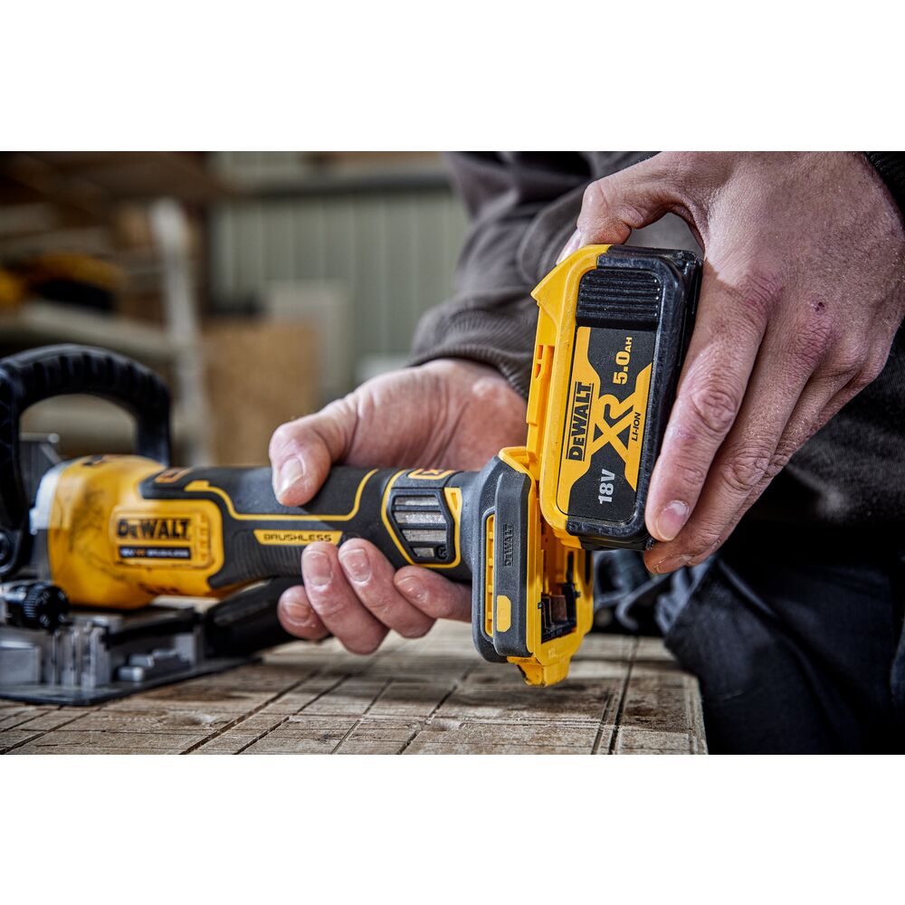 DeWalt Fräse DCW682NT-XJ 18 V Bluetooth Bürstenlos Kompakt