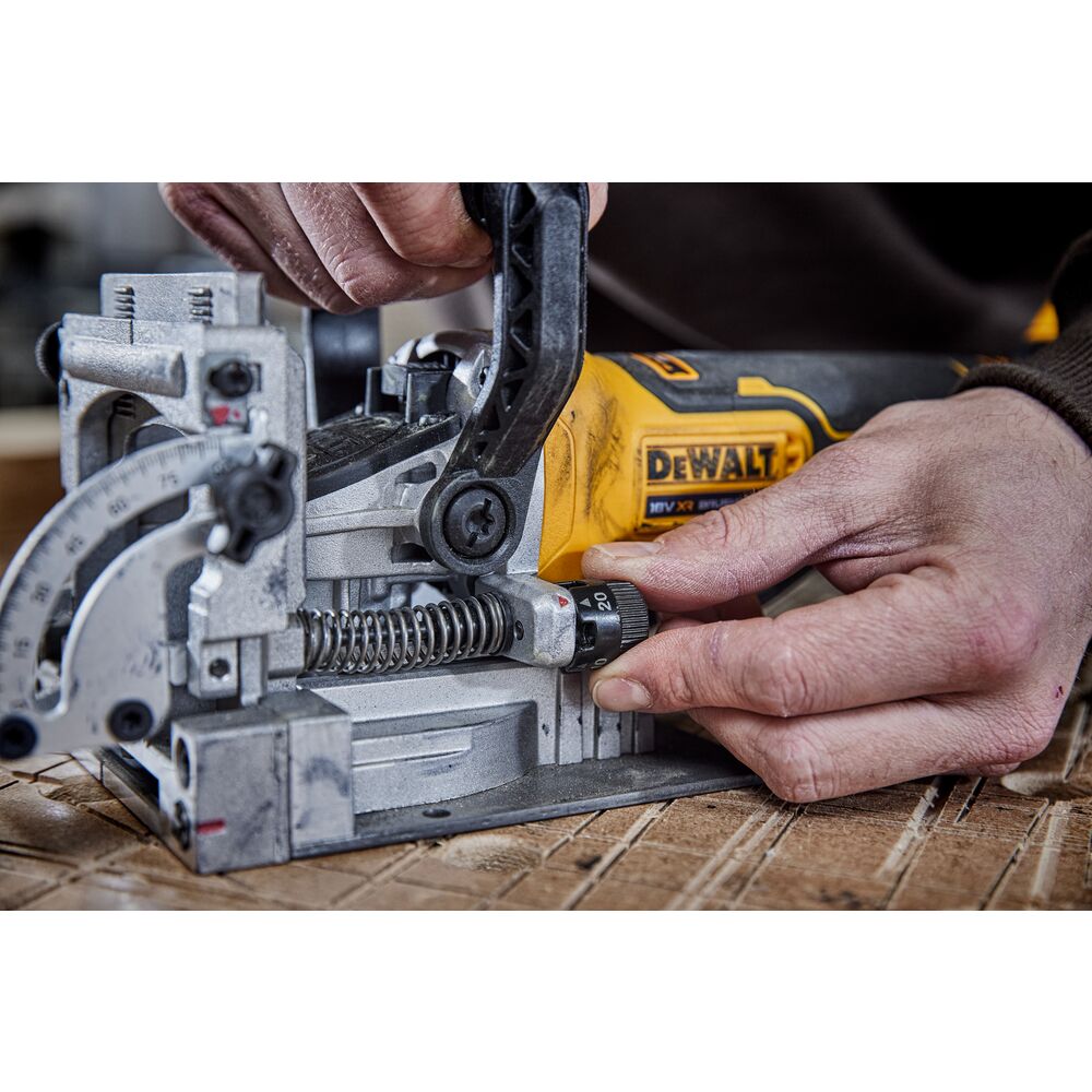 DeWalt Fräse DCW682NT-XJ 18 V Bluetooth Bürstenlos Kompakt