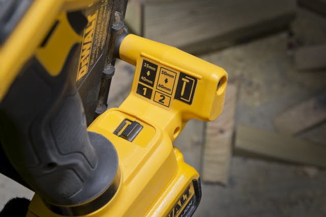 DeWalt Nagler DCN693P2-QW 18 V Bürstenloser Motor Kompakt