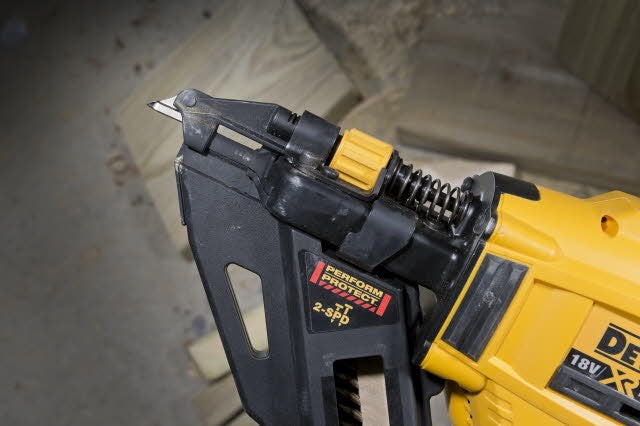 DeWalt Nagler DCN693P2-QW 18 V Bürstenloser Motor Kompakt