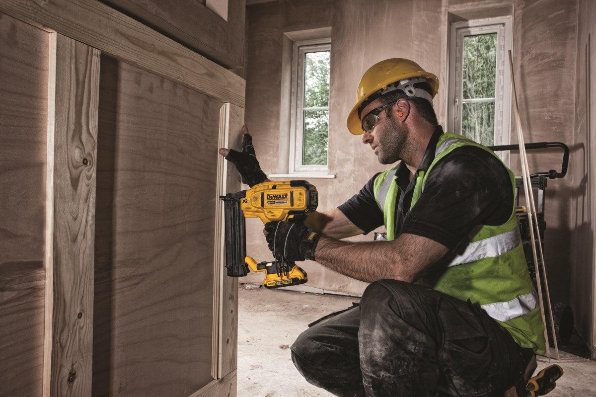 DeWalt Nagelpistole DCN680D2-QW + 18 V + Ergonomisch