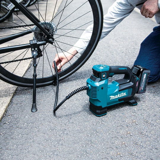Makita MP001GZ Minikompressor – Batteriebetriebene Vielseitigkeit mit 40V Li-Ion Akku