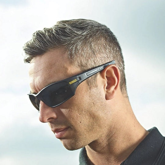DeWalt Schutzbrille AUGER 0 V Getönt Sitz Robust Smoke