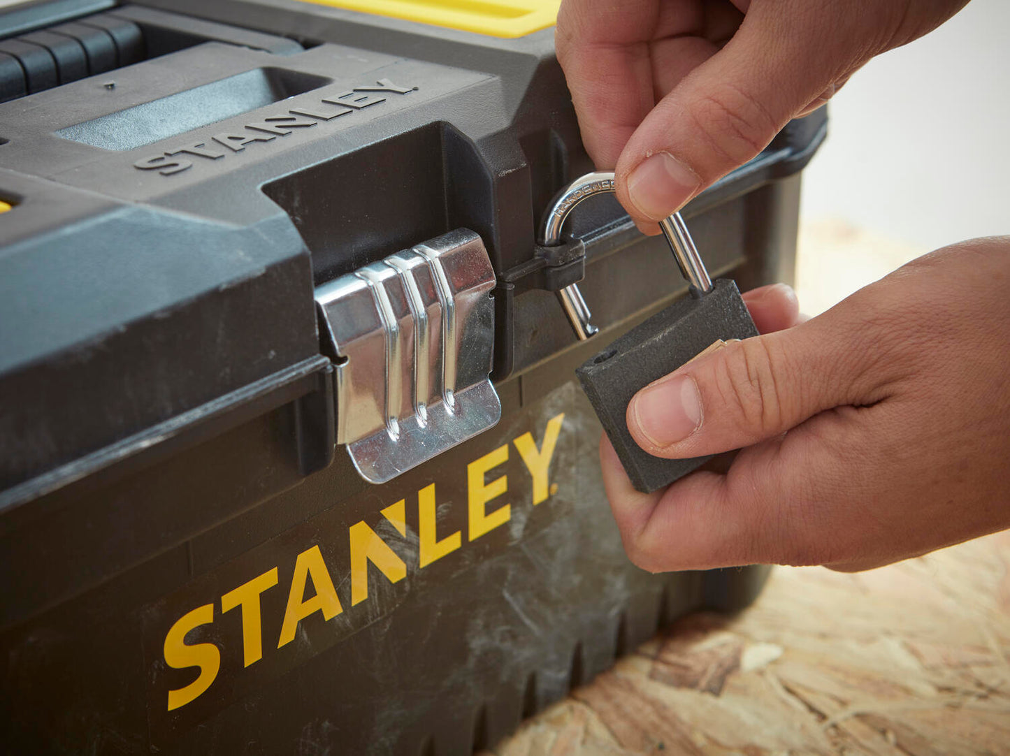 Stanley Werkzeugkoffer STST1-75518 Metallverschlüsse Becher