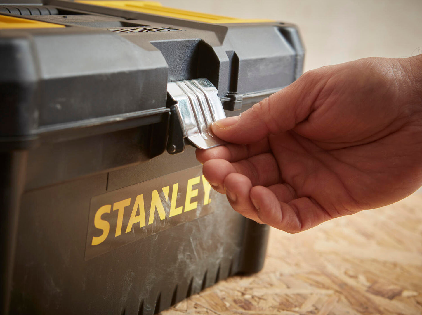 Stanley Werkzeugkoffer STST1-75518 Metallverschlüsse Becher