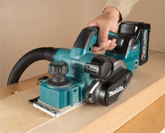 Makita Hobelmaschine 40V Bluetooth 82 mm Hobelbreite Set.