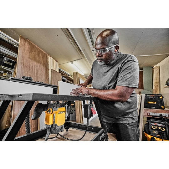 DeWALT DWE627KT-QS – Leistungsstarke 2300W Spindelhobelmaschine mit Externem Adapter