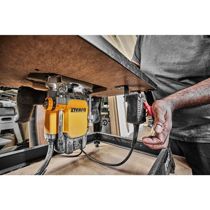 DeWALT DWE627KT-QS – Leistungsstarke 2300W Spindelhobelmaschine mit Externem Adapter