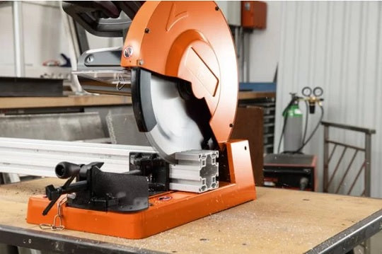 Fein MKAS 355 Metallkreissäge 1800W – Präzise Senkrechte Und Gekrümmte Schnitte
